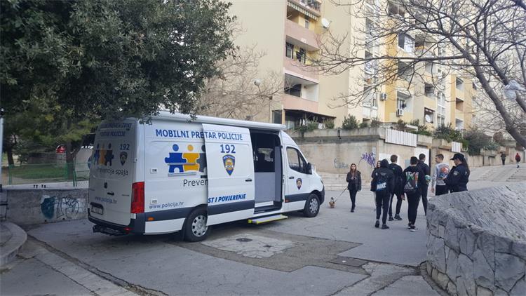 Slika /PU_SD/Slike/mobilni preventivni centar Split 3.jpg